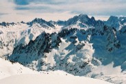derrière soi à nouveau les aiguilles Rouges laissent monter les sommets du massif du mont-Blanc plus loins, mais plus hauts. Ici l'aiguille Verte (4122m) domine