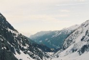 En chemin vers le refuge, en regardant derrière soi on voit la vallé s'abaisser