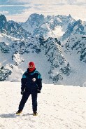 Greg fai la star au sommet sur fond de Grandes Jorasses (4208m)