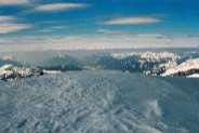De l'autre côté la vallée s'abaisse sur les Préalpes, et Genève