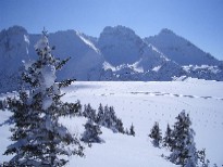 Du plateau formé par le col, vue sur la partie ouest du Bargy (La pointe du midi (2364m), la pointe Blanche (2437m), et le pic du Jallouvre 2408m)