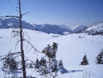 Au loin on peut apercevoir le plateau des Glières rendu célèbre par la résistance