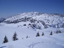 Les rochers de Leschaux (1936m) qui séparent ce lieu du plateau de solaison