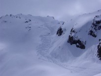 Descente à skis dans les combes en aval du glacier