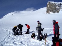 Vers le pied de la grande et ultime pente, dernier arrêt. Nous retrouvons des personnes rencontrées la veille au refuge