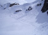 Descente à skis dans les combes en aval du glacier