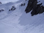 Descente à skis dans les combes en aval du glacier